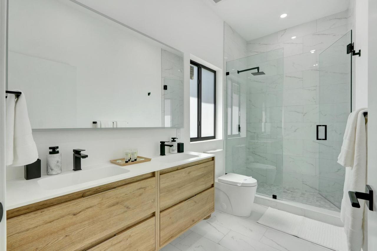 Radiance - Modern Design, Poolside Escape Ferienhaus *